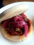 Pan bao relleno de sobrasada picante, carrillera guisada y cebolla morada encurtida