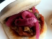 Una foto de cebolla morada guiso