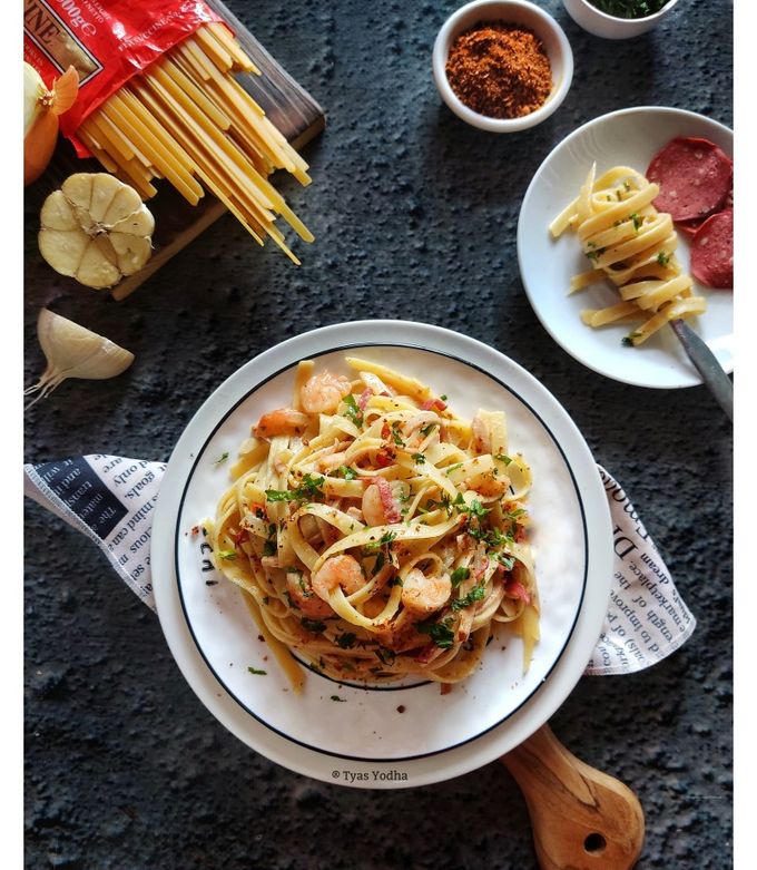 Qul xojayinning etiklarini opmoqda (foto)