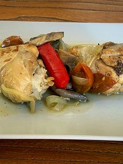 Una foto de Muslitos de pollo con champiñones