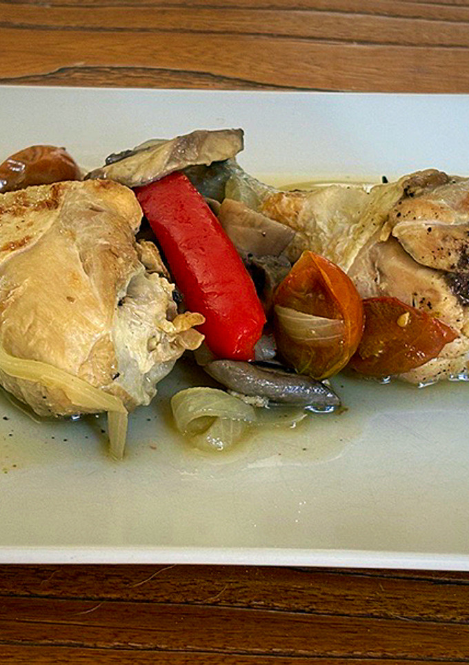 Una foto de Muslitos de pollo con champiñones