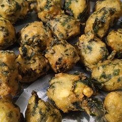 A picture of Arbi taro leaves fritters.