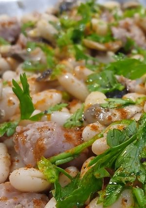 Una foto de Alubias Blancas de Bote Exprés con Salchichas de Pollo y Champiñones