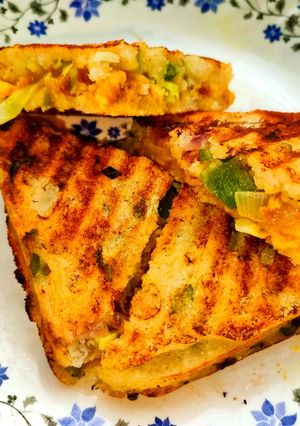 A picture of Uttapam Sandwich.