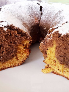 Una foto de Torta marmolada con algarroba y dulce de leche
