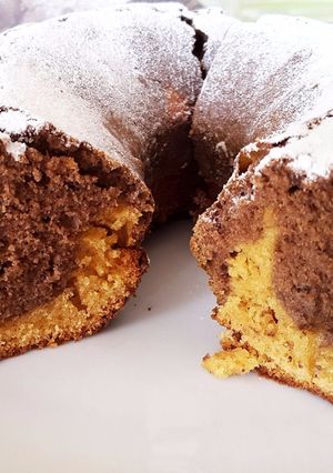 Una foto de Torta marmolada con algarroba y dulce de leche