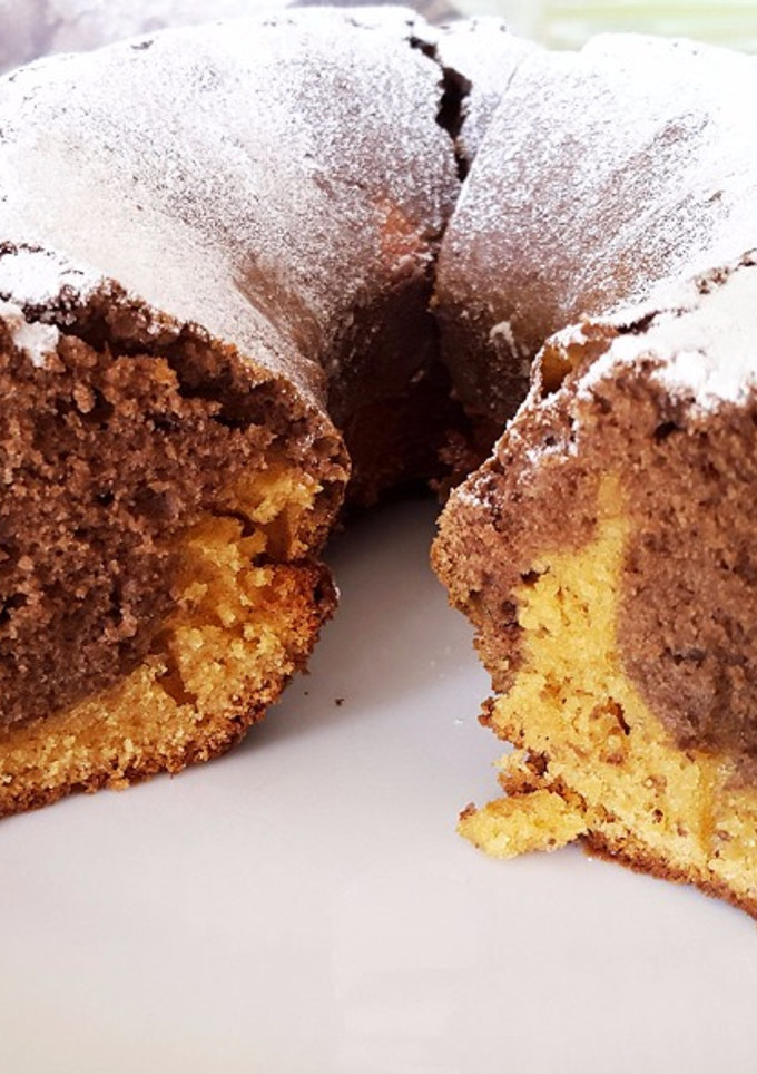 Una foto de Torta marmolada con algarroba y dulce de leche