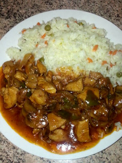 Una foto de Ragú de pollo con salsa de soja y arroz con verduras