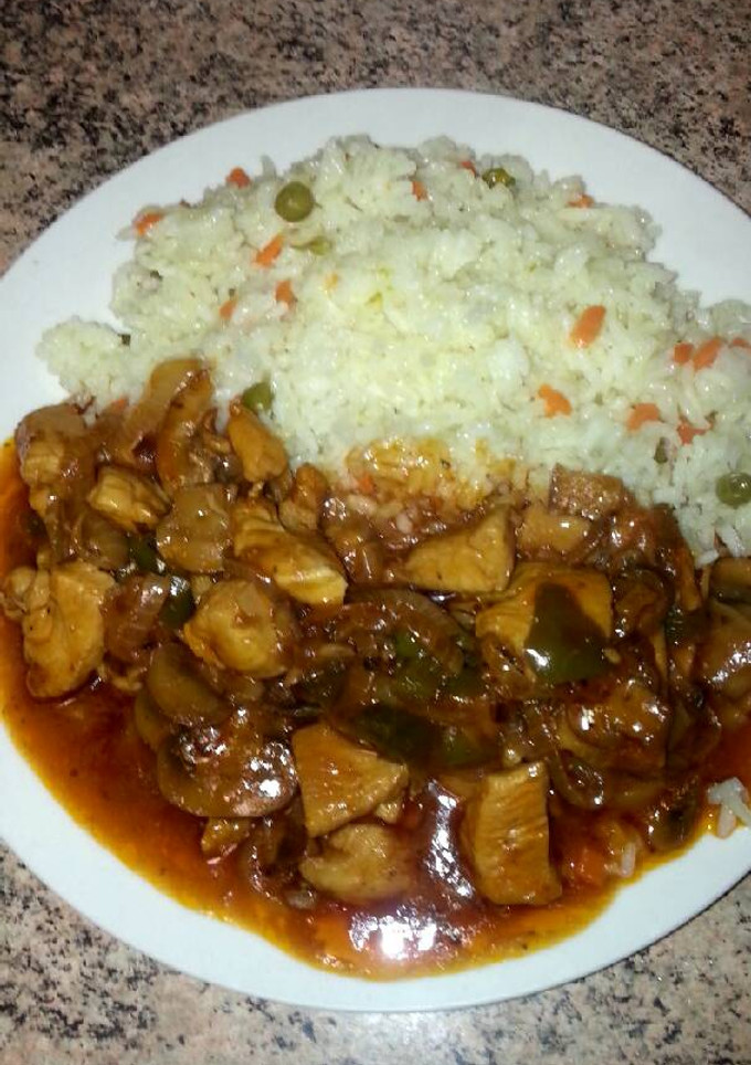 Una foto de Ragú de pollo con salsa de soja y arroz con verduras