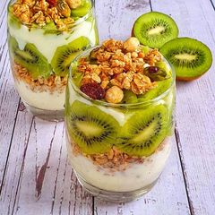 A picture of Kiwi yogurt parfait.
