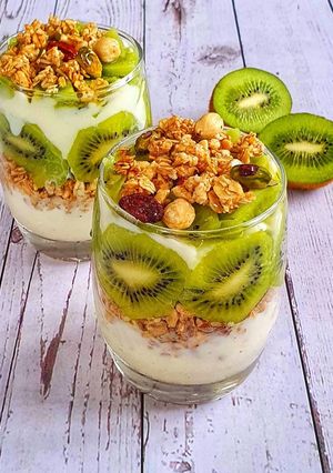 A picture of Kiwi yogurt parfait.
