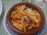 Patatas fritas con huevo y chorizo