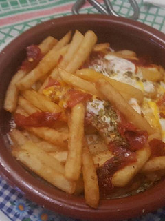 Una foto de Patatas fritas con huevo y chorizo