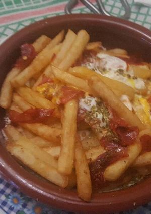 Una foto de Patatas fritas con huevo y chorizo
