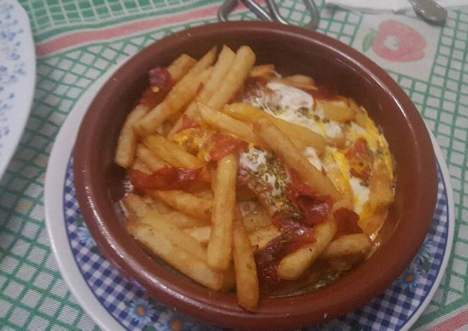 Foto principal de Patatas fritas con huevo y chorizo