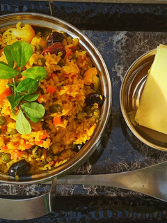 व्हेजी लोडेड सात्विक खिचडी (veg khichadi recipe in marathi) रेसिपी चे मुख्य फोटो