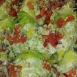 Ensalada de lechuga con queso azul, cebolla morada y tomate
