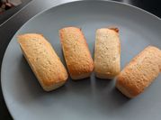 Une photo de gâteau blanc d'oeuf financier