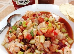 Una foto de Ceviche de camarón y pescado estilo Mexicali