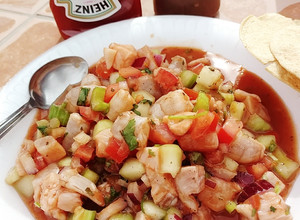 Una foto de Ceviche de camarón y pescado estilo Mexicali