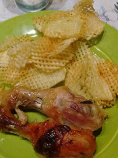 Una foto de Patitas de pollo a la mostaza con papas rejilla