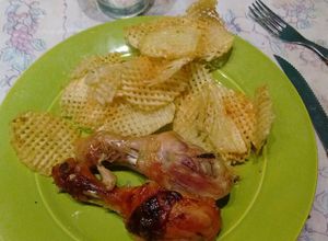 Una foto de Patitas de pollo a la mostaza con papas rejilla
