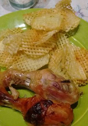 Una foto de Patitas de pollo a la mostaza con papas rejilla