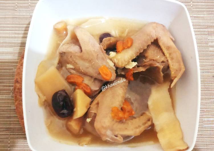 Sup ayam/burung obat (chinese herbal soup)