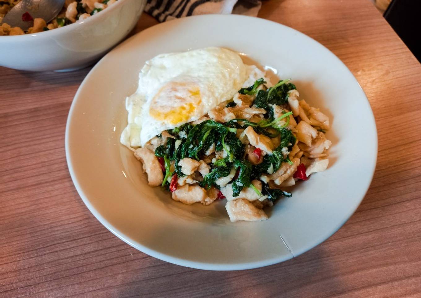 Pad krapao gai (ผัดกระเพราไก่) - tumis ayam kemangi Thailand