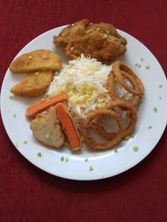 Rántott zöldségek, rántott csirkecomb, rántott sajttal, salátával recept fotója