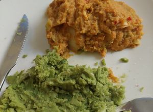 Una foto de Puré de habas y pollo