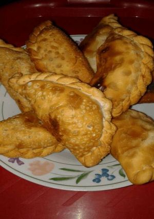 Una foto de Empanadas de pollo cortada a cuchillo