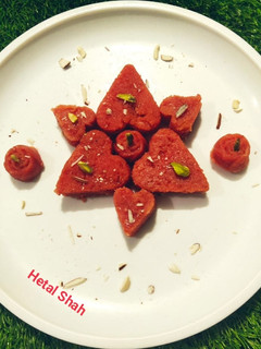 सूजी बीटरूट हलवा (Suji beetroot halwa recipe in hindi) रेसिपी मुख्य फोटो