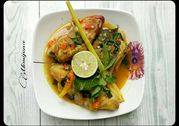 Resep Kepala Ikan dan Kemangi Bumbu Kuning Lezat
