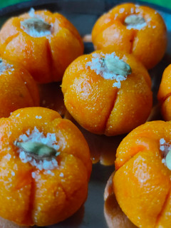 ரவை கேரட் லட்டு (Ravai Carrot laddu Recipe in Tamil) செய்முறை முக்கிய புகைப்படம்
