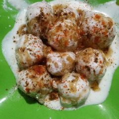 A picture of Urad Dal ki curd pakodi chat.