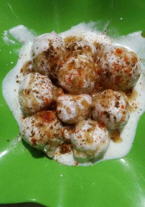 A picture of Urad Dal ki curd pakodi chat.