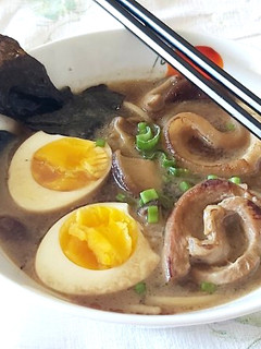 Una foto de 🍜 Ramen, con shiitake y panceta