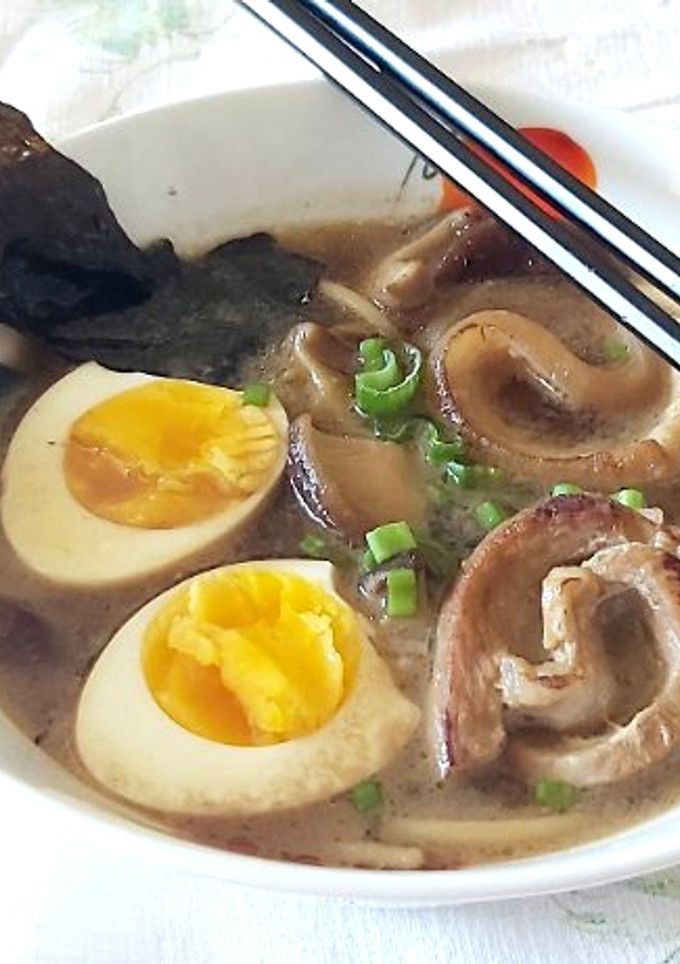 Una foto de 🍜 Ramen, con shiitake y panceta