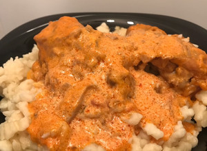 Csirkepörkölt tejfölösen nokedlivel recept fotója