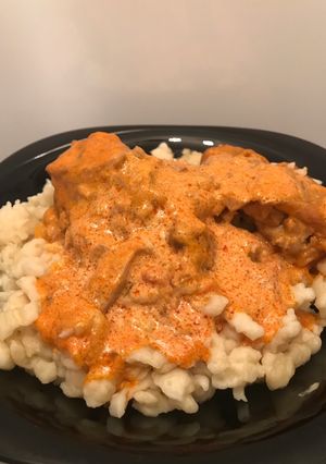 Csirkepörkölt tejfölösen nokedlivel recept fotója