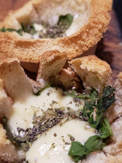 Una foto de Canastas de pan rellenas de verduras