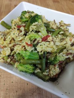 Una foto de Salteado de verduras con mezcla de tres arroces y un toque de curry