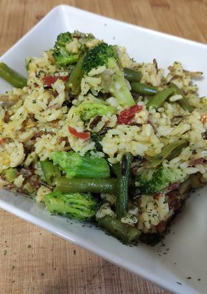 Una foto de Salteado de verduras con mezcla de tres arroces y un toque de curry