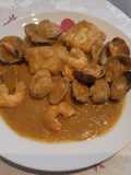 Bacalao a la marinera con langostinos y almejas