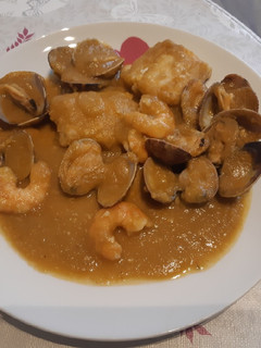 Una foto de Bacalao a la marinera con langostinos y almejas
