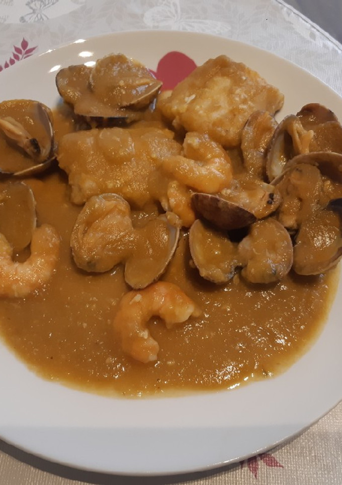 Una foto de Bacalao a la marinera con langostinos y almejas
