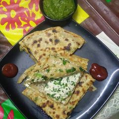 A picture of Pudina paneer paratha.