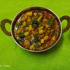 A picture of Aloo matar.