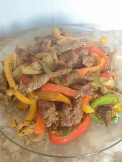 Una foto de Terneras salteadas con tres pimientos al curry